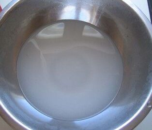 Soda was divorced into a pot of water